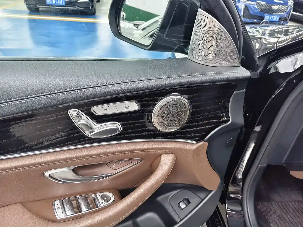 Mercedes-Benz E-Class — миниатюра 10