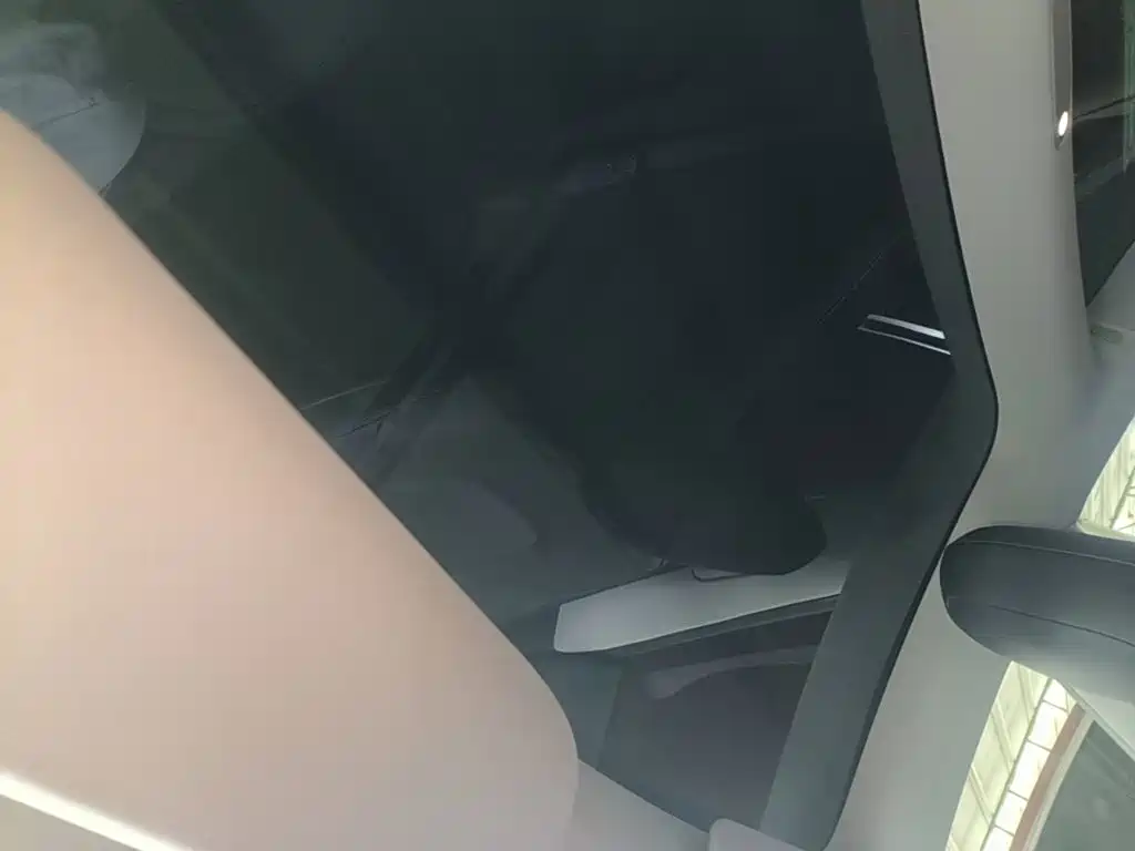 Tesla Model 3 — миниатюра 18