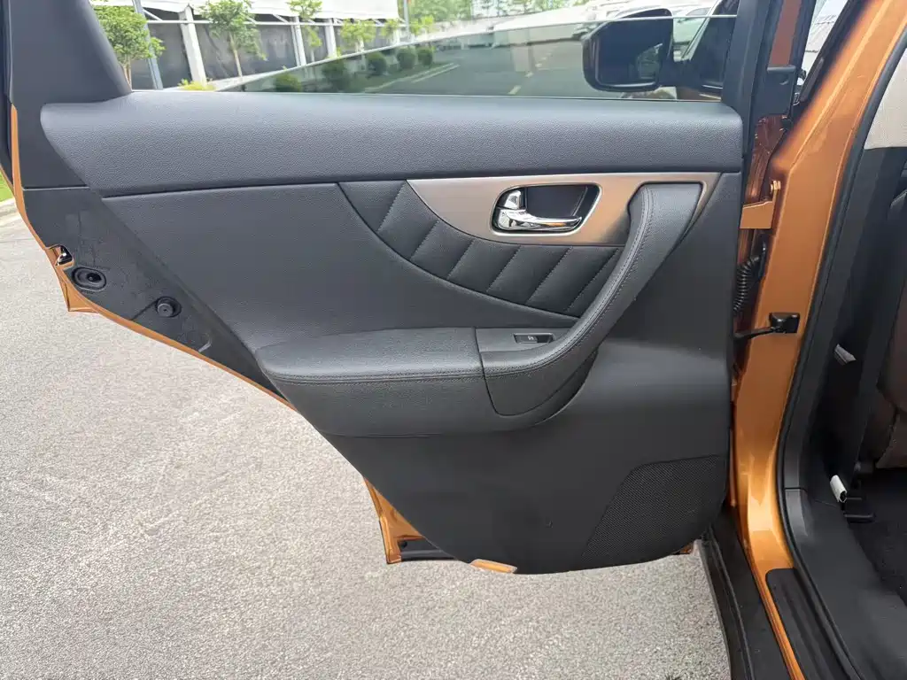 Infiniti QX70 — миниатюра 23