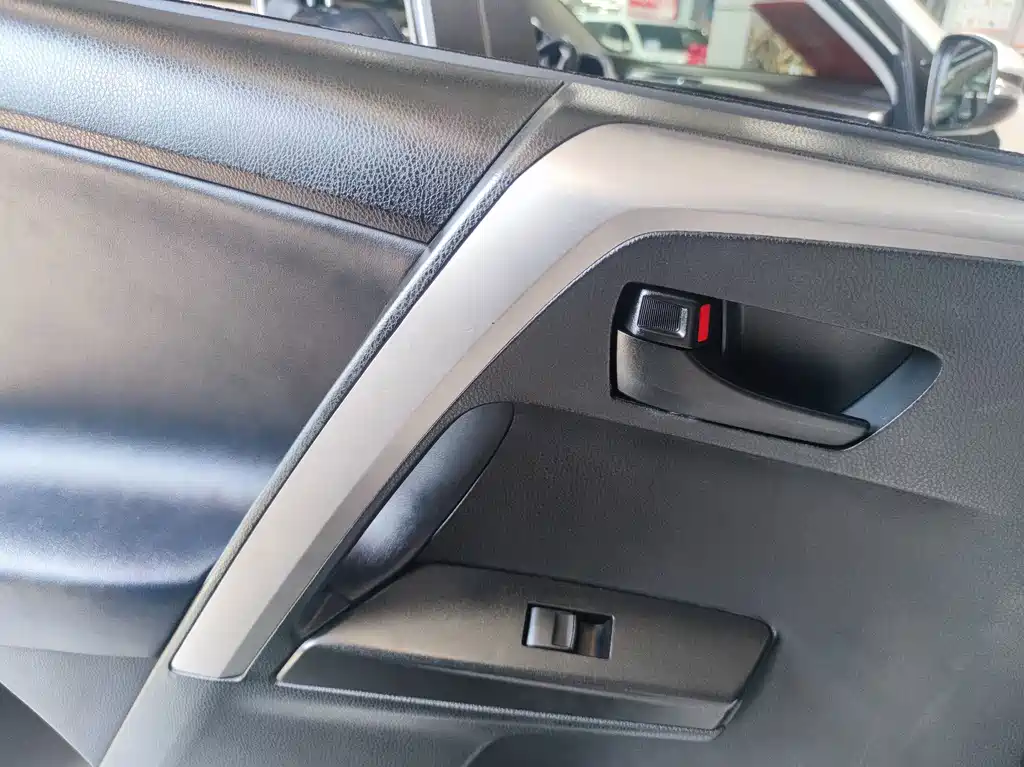 Toyota RAV4 — миниатюра 12