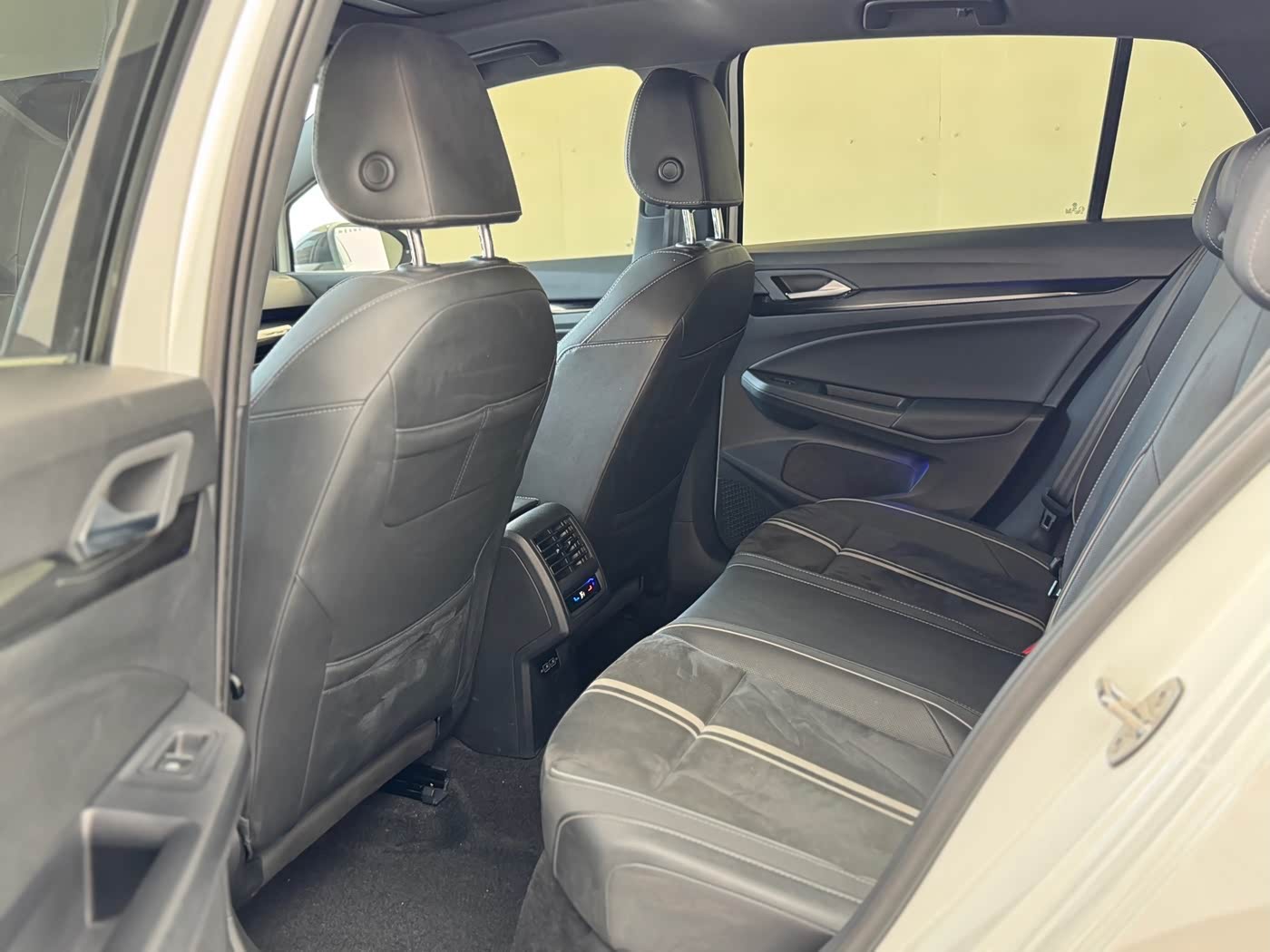 Volkswagen Golf 1.4 л 2023 г. Белый, пробег 24600 км