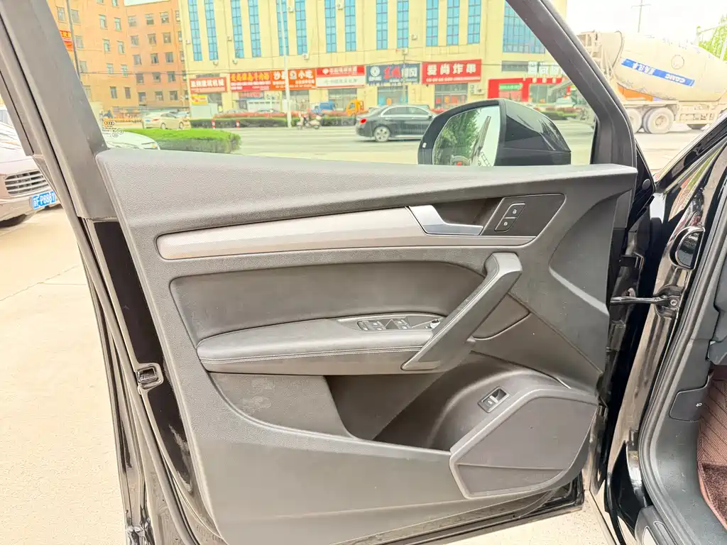 Audi Q5L - фото 6