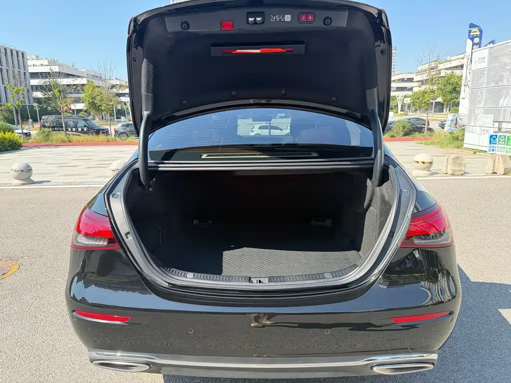 Mercedes-Benz E-Class — миниатюра 13