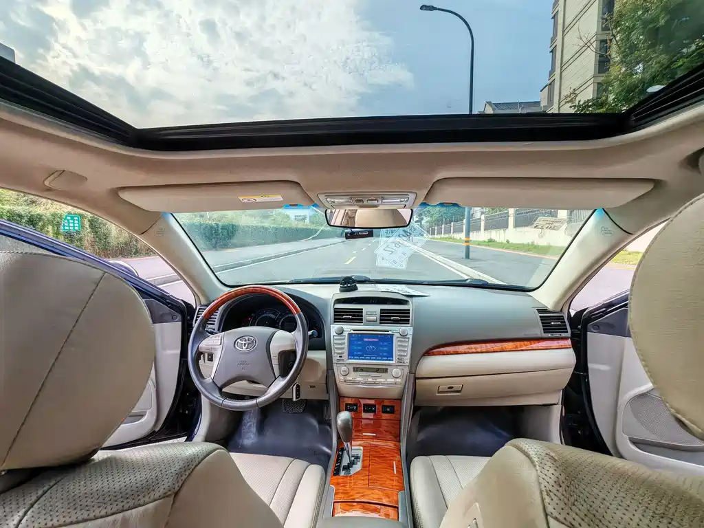 Toyota Camry — миниатюра 12
