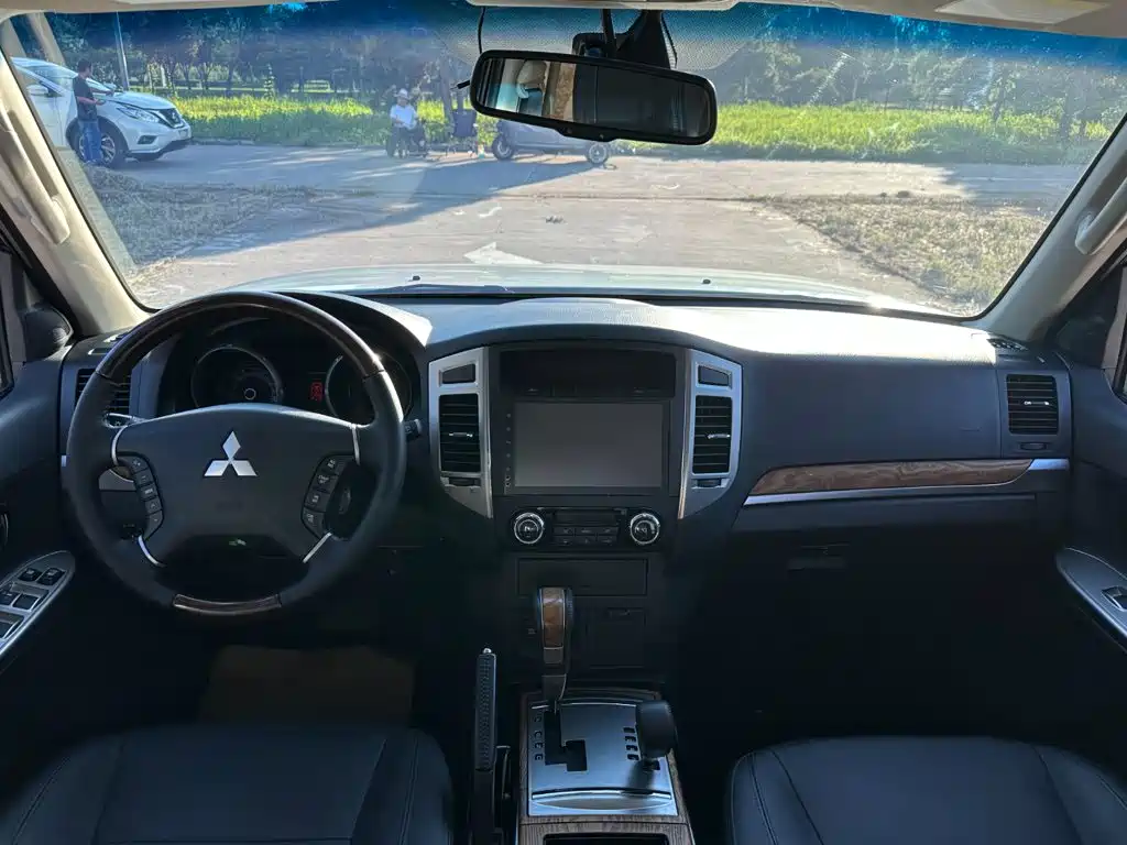 Mitsubishi Pajero (Import) — миниатюра 10