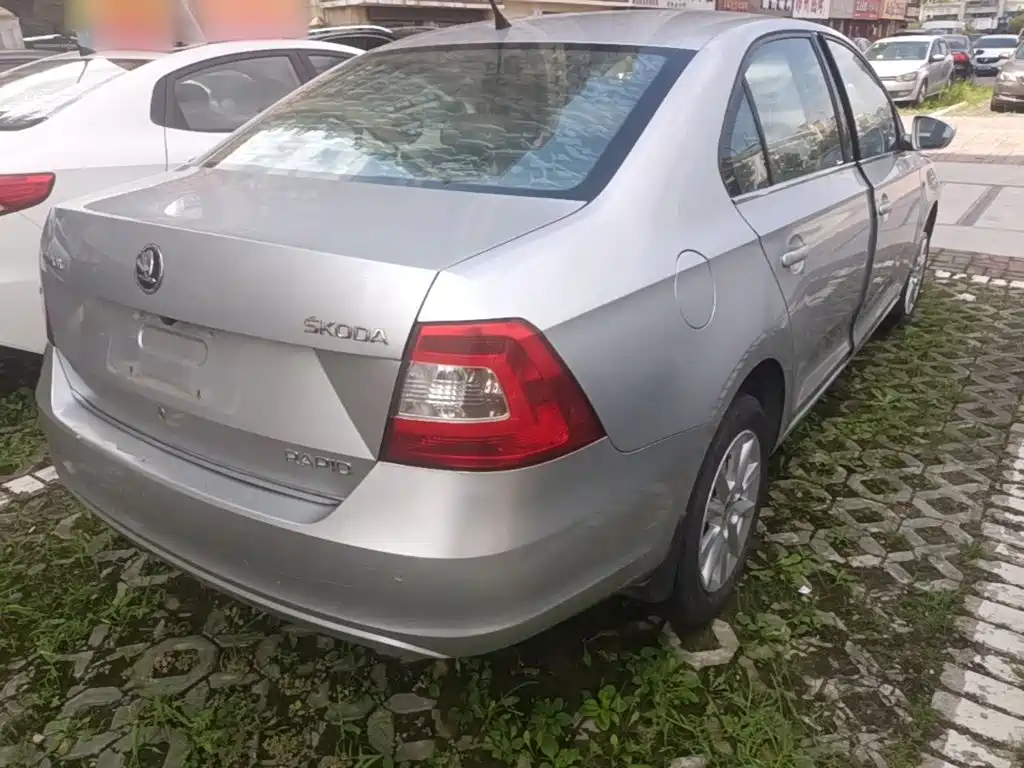 Skoda Rapid — миниатюра 7