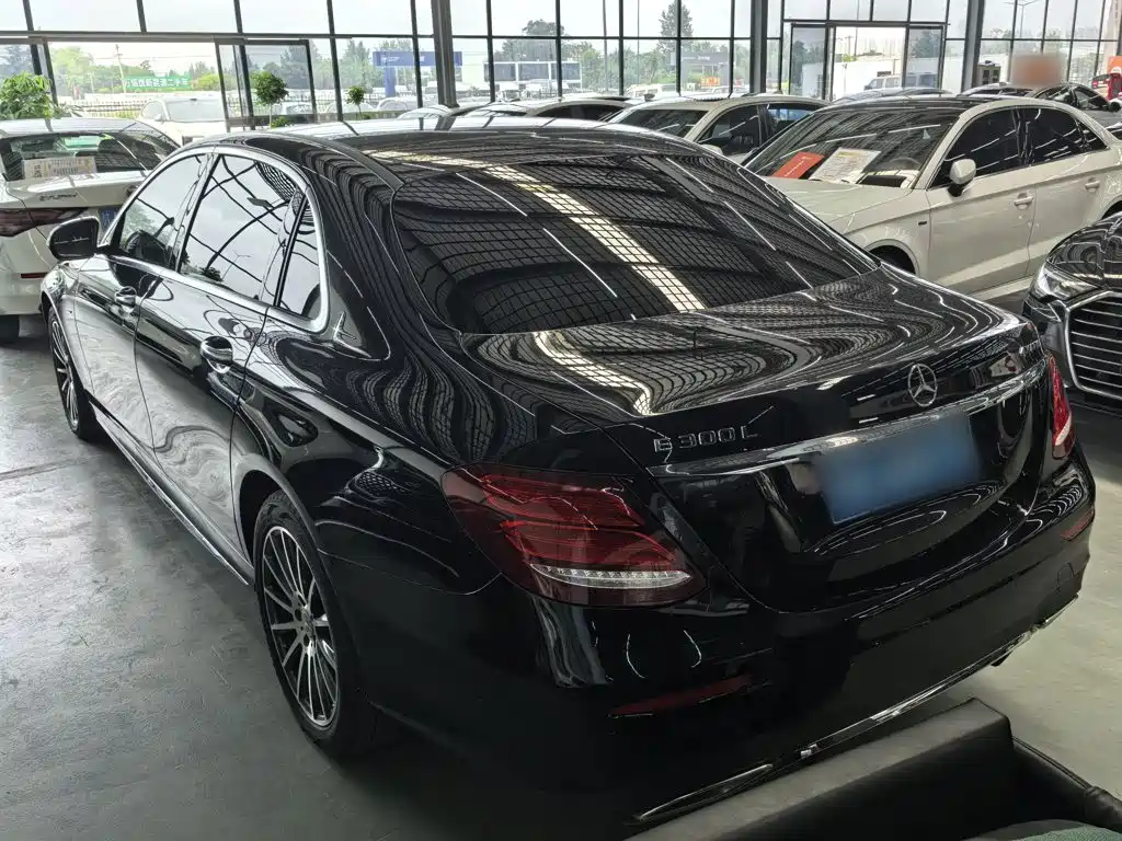 Mercedes-Benz E-Class — миниатюра 9
