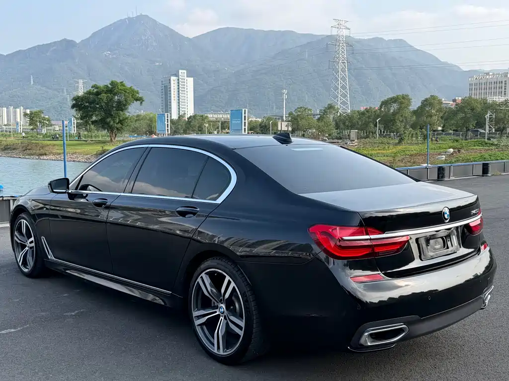 BMW 7 Series — миниатюра 9
