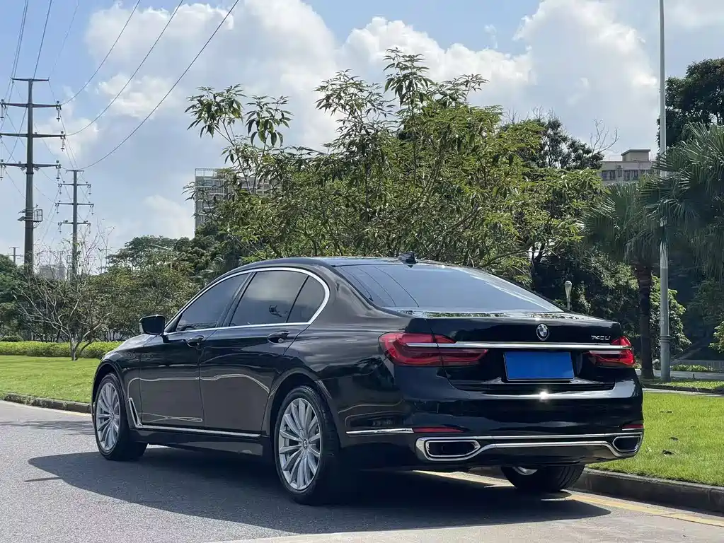 BMW 7 Series — миниатюра 4