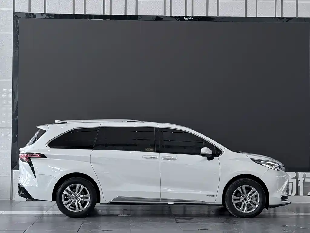 Toyota Sienna — миниатюра 3