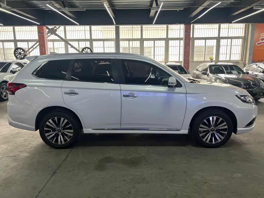 Mitsubishi Outlander 2021 2.4L 7 мест