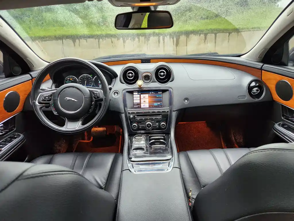 Jaguar XJ — миниатюра 11