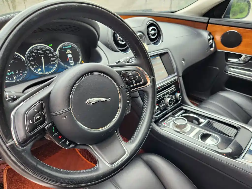 Jaguar XJ — миниатюра 15
