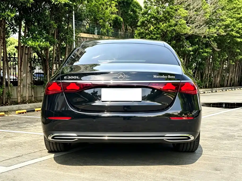 Mercedes-Benz E-Class — миниатюра 11