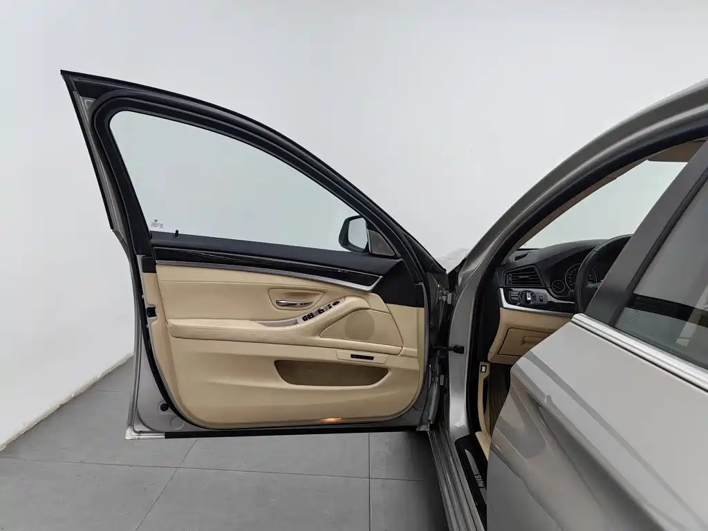 BMW 5 Series — миниатюра 8