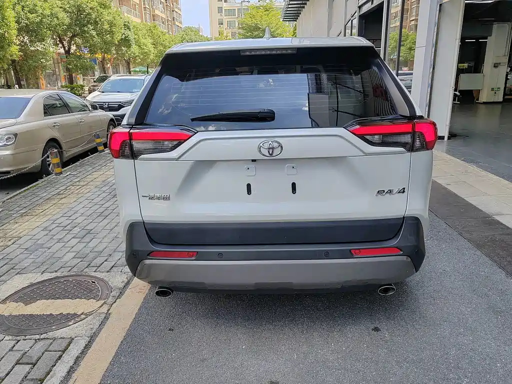 Toyota RAV4 — миниатюра 6