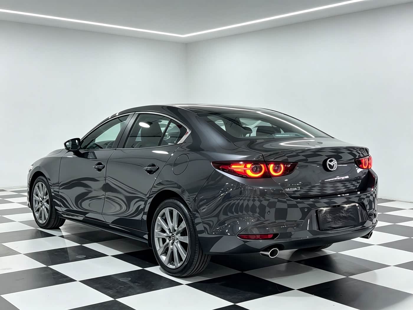 Mazda Mazda3 Axela 2.0 л 2023 г. Серебристо-серый, пробег 44000 км