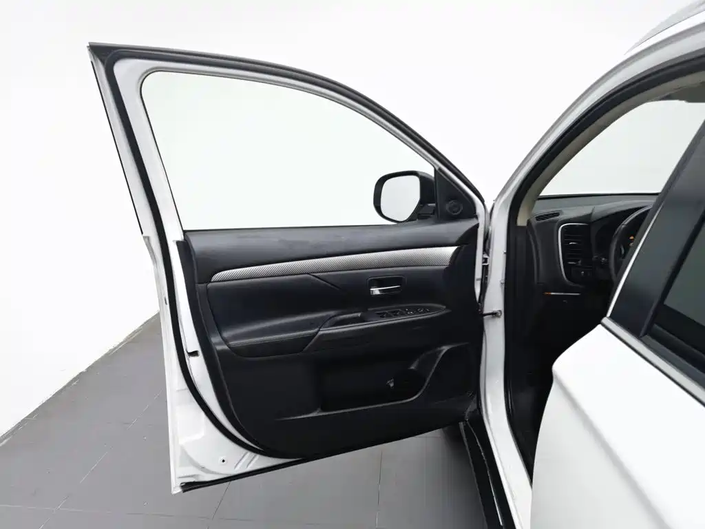 Mitsubishi Outlander (Import) — миниатюра 8