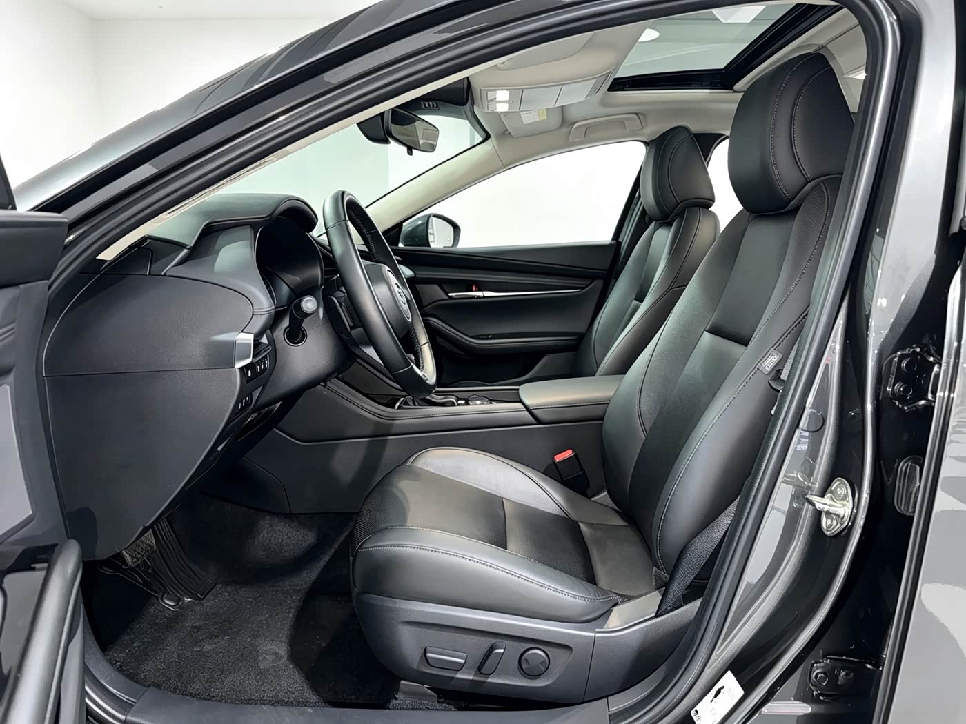 Mazda Mazda3 Axela 2.0 л 2023 г. Серебристо-серый, пробег 44000 км