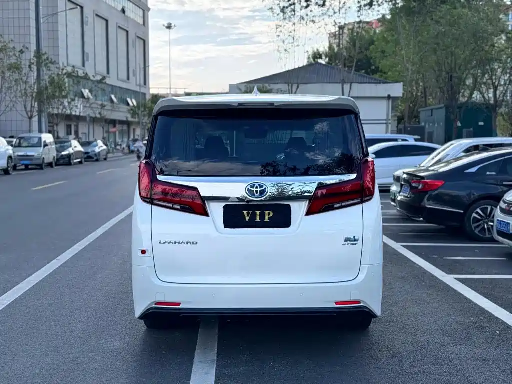 Toyota Alphard — миниатюра 5