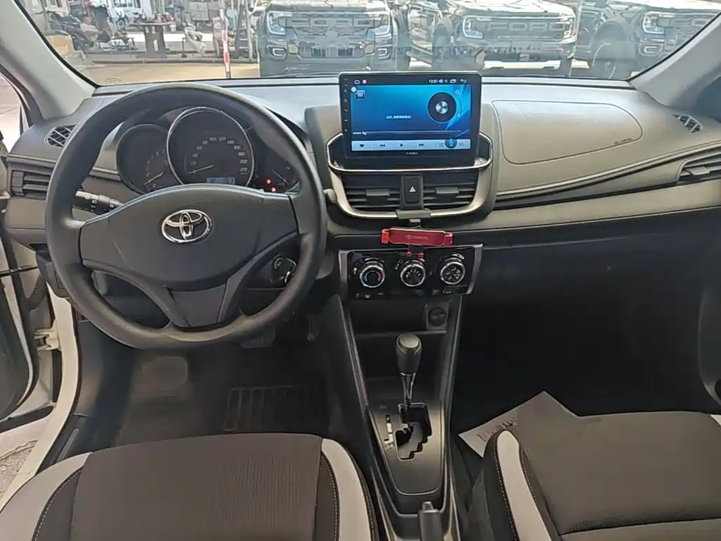 Toyota Yaris L — миниатюра 10