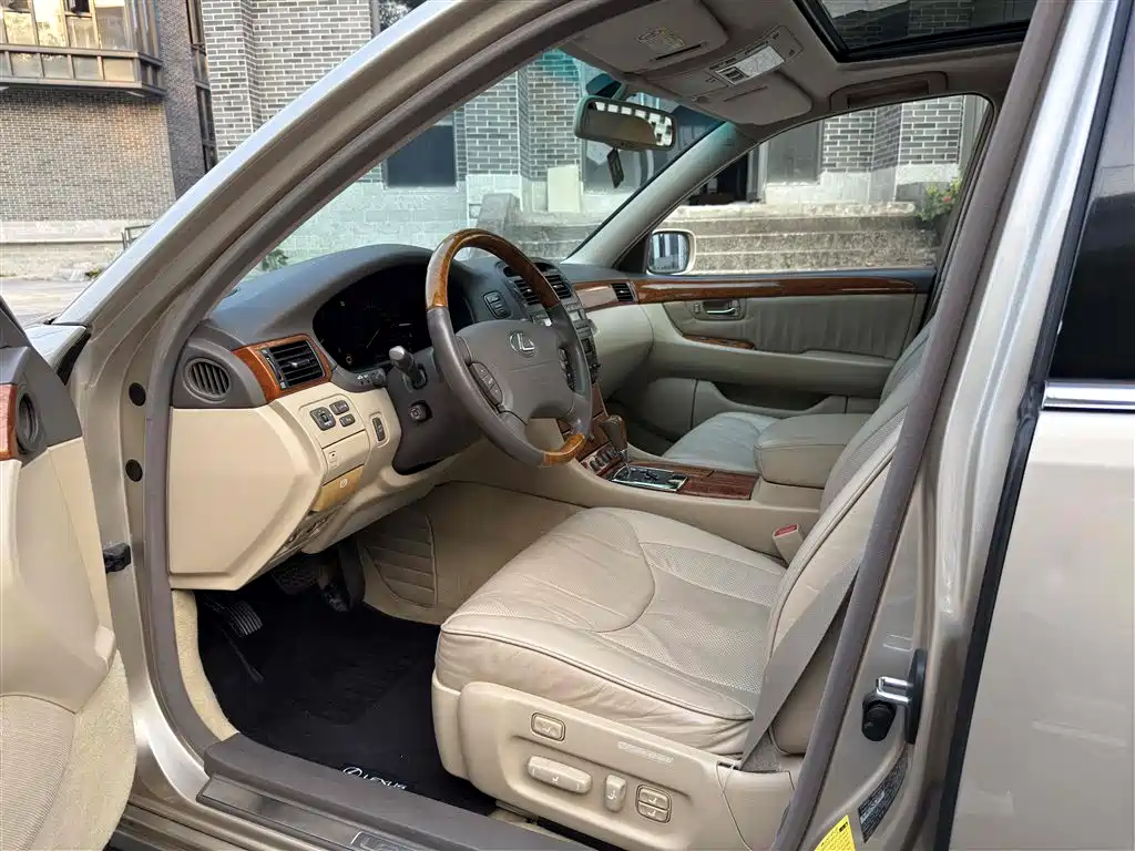 Lexus LS — миниатюра 11