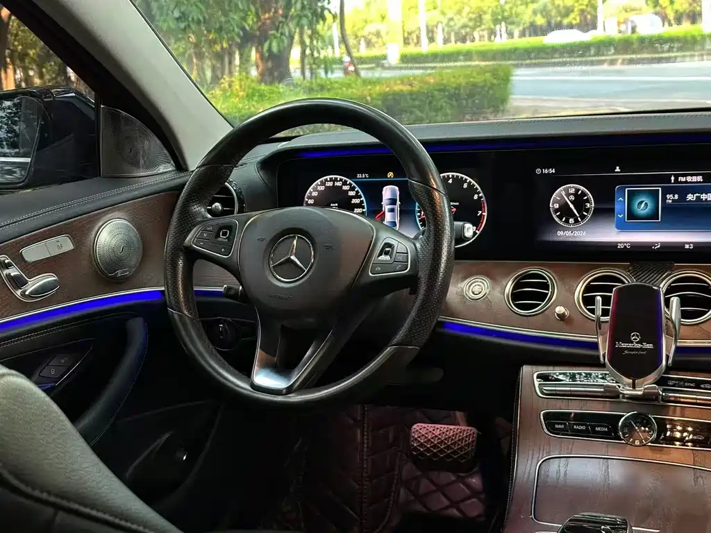 Mercedes-Benz E-Class — миниатюра 6