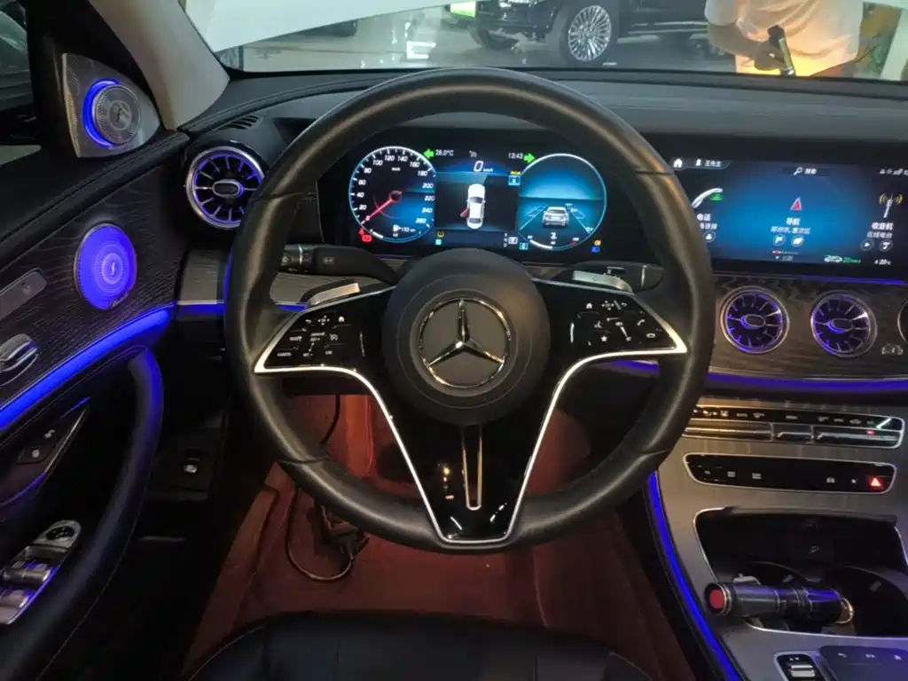 Mercedes-Benz E-Class — миниатюра 11