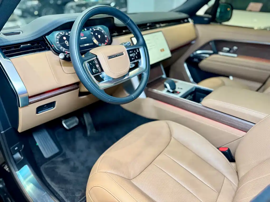 Land Rover Range Rover 2024 3.0 L6 400PS Long Wheelbase мест