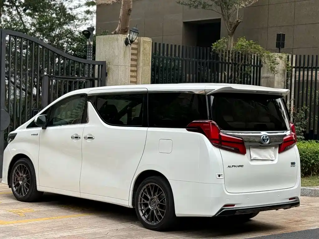 Toyota Alphard — миниатюра 6