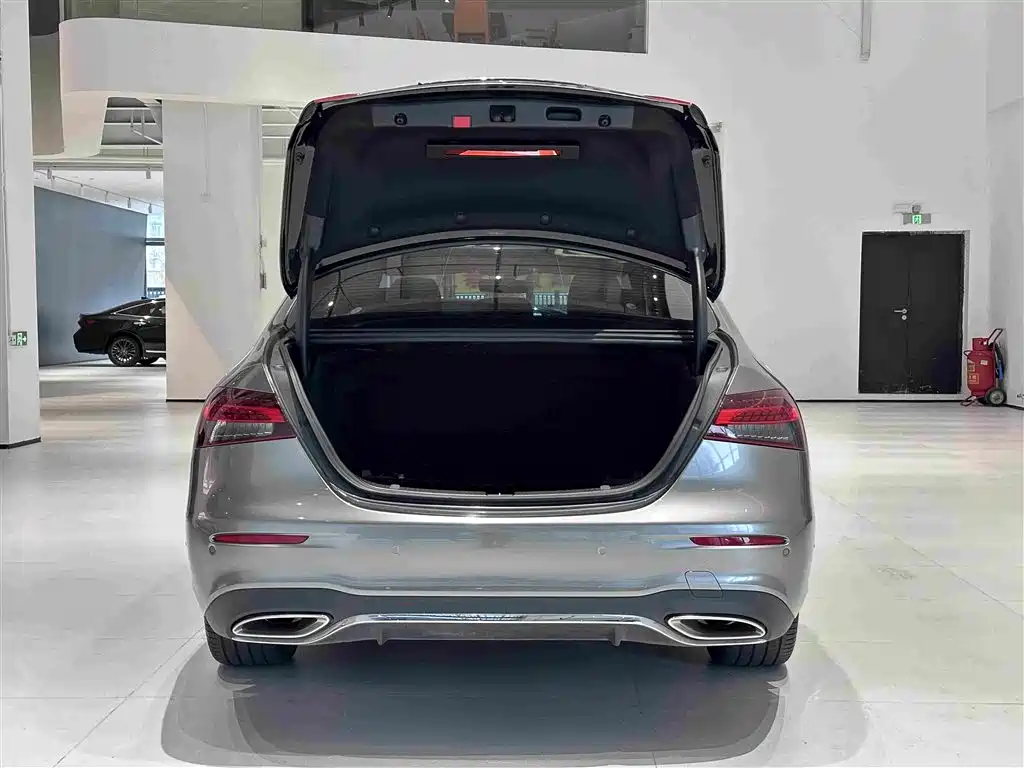 Mercedes-Benz E-Class — миниатюра 21