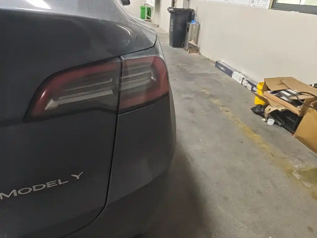 Tesla Model Y — миниатюра 8
