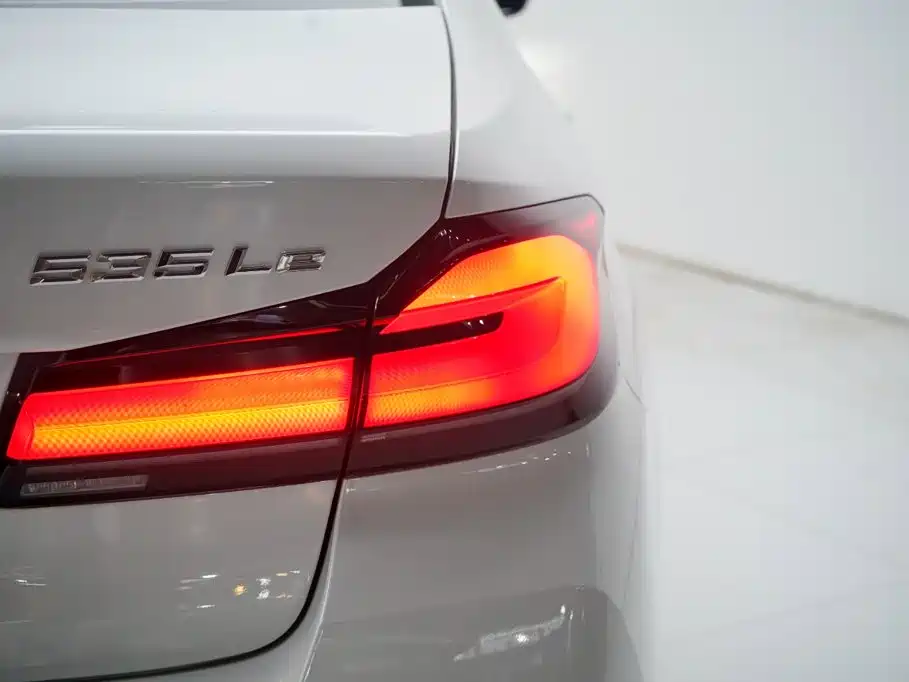 BMW 5 Series New Energy — миниатюра 13