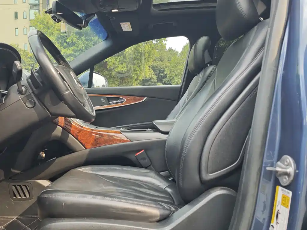 LINCOLN NAVIGATOR (IMPORT)