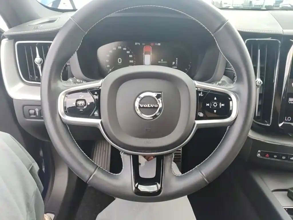 Volvo XC60 PHEV — миниатюра 11