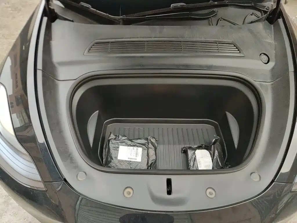 Tesla Model Y — миниатюра 16