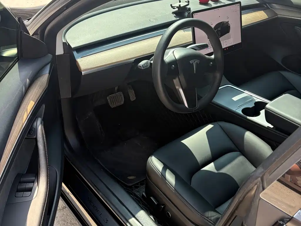 Tesla Model 3 — миниатюра 3