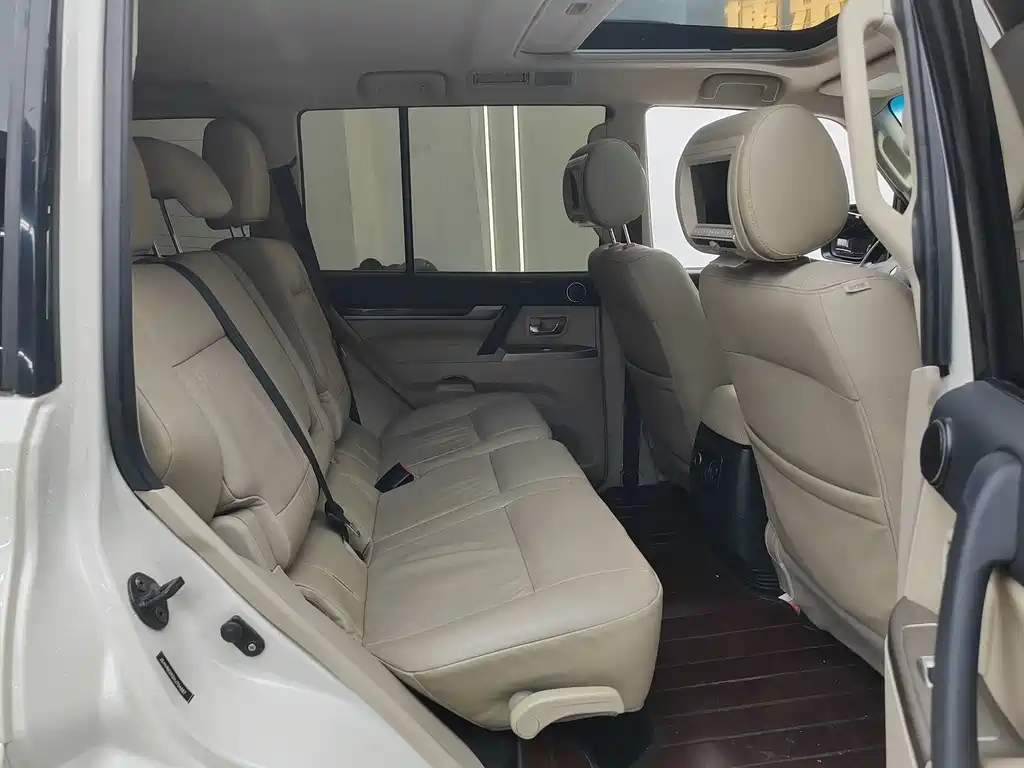 Mitsubishi Pajero (Import) — миниатюра 17