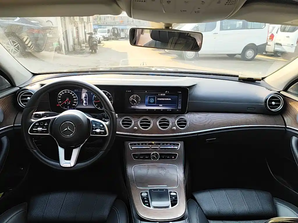 Mercedes-Benz E-Class — миниатюра 10