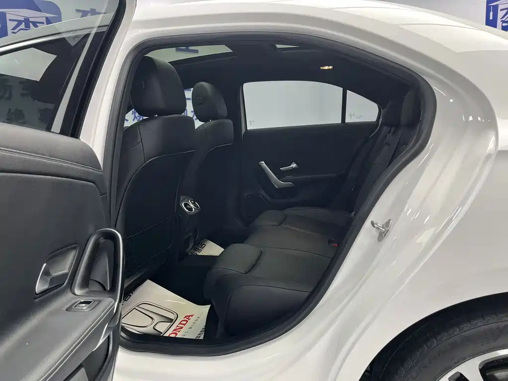 Mercedes-Benz A-Class Facelift A 180 L Sport Sedan, фото 8