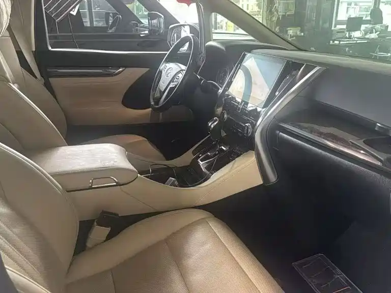 Toyota Alphard — миниатюра 4