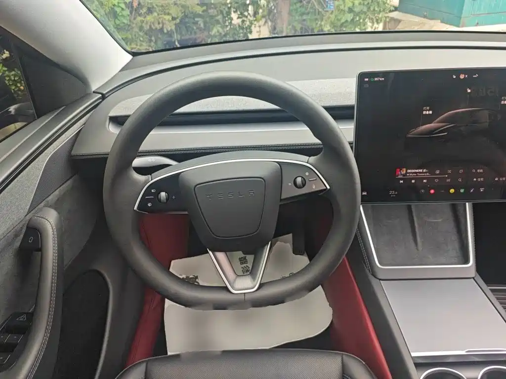 Tesla Model Y — миниатюра 6