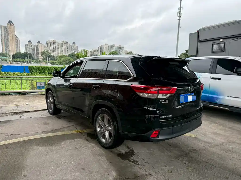 Toyota Highlander 2018 2.0T Luxury 7 мест V