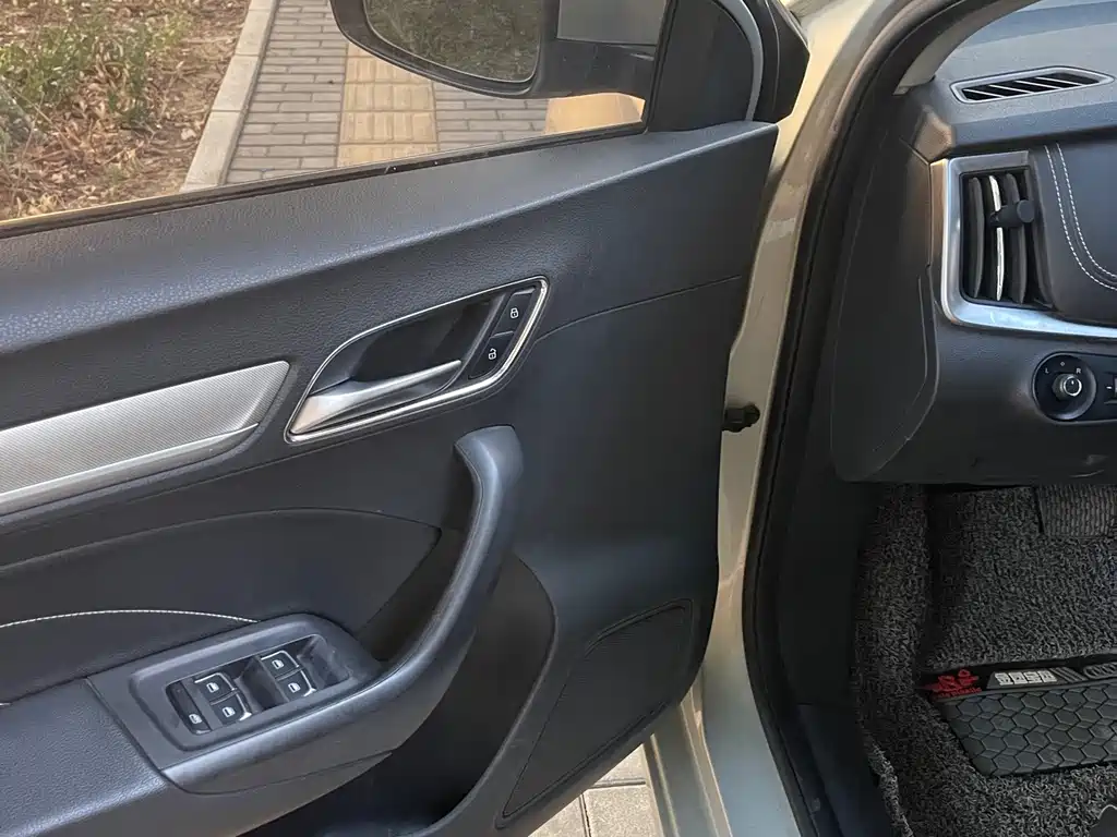 Roewe i6 New Energy — миниатюра 7