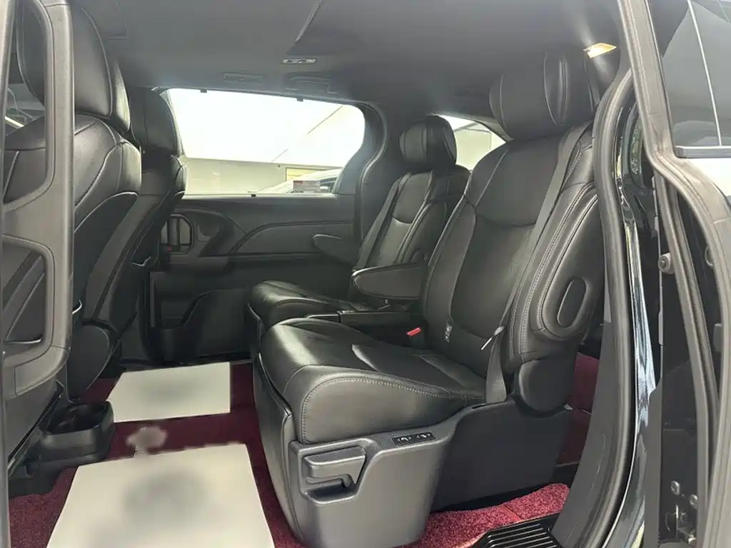 Toyota Sienna — миниатюра 18