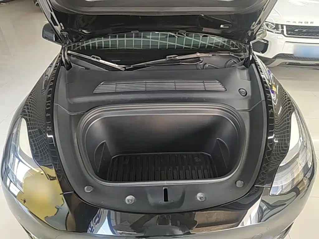 Tesla Model Y — миниатюра 20