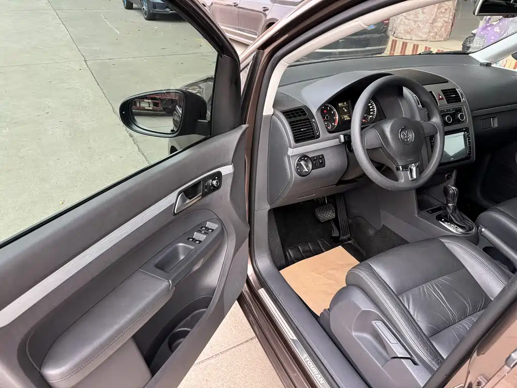 Volkswagen Touran — миниатюра 2