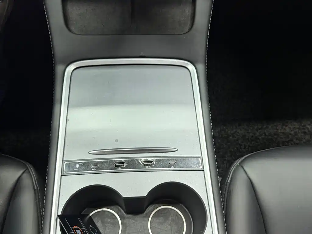 Tesla Model Y — миниатюра 22