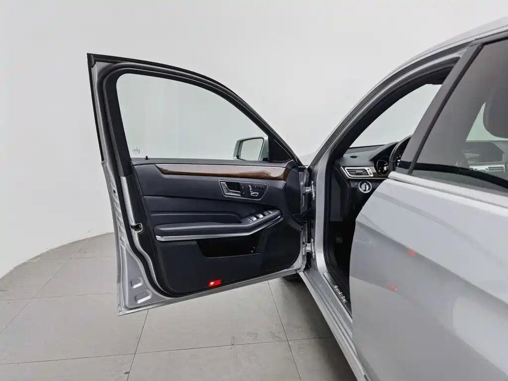 Mercedes-Benz E-Class — миниатюра 8