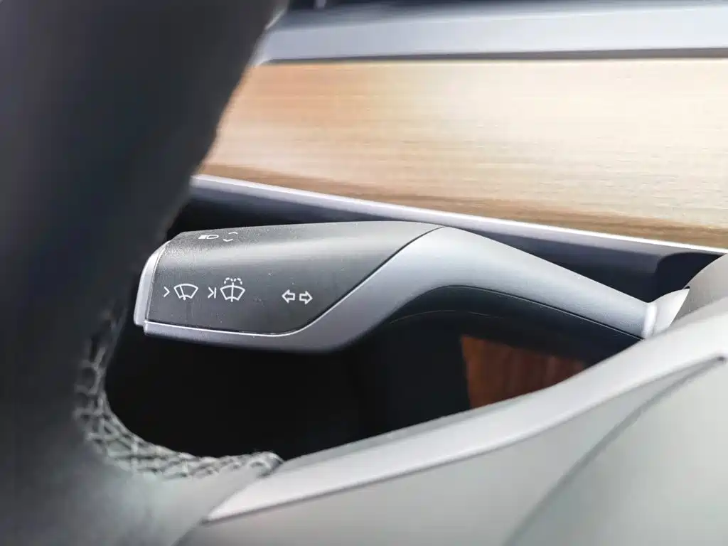 Tesla Model Y — миниатюра 25